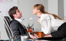 Gosto de um (a) colega de trabalho, o que faço?