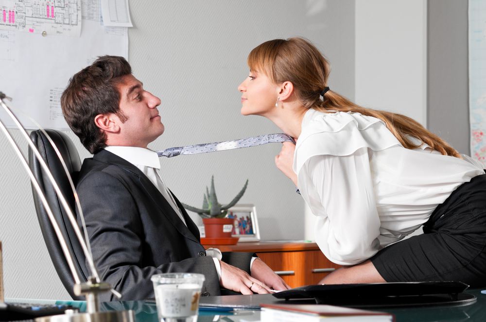 Gosto de um (a) colega de trabalho, o que faço?